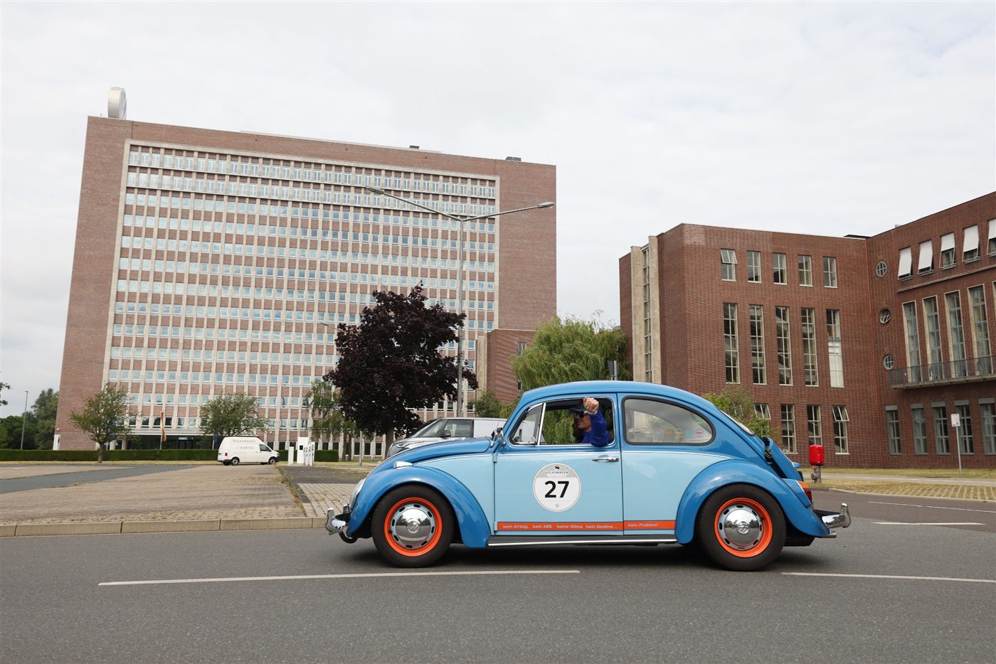 Der 69er Käfer vor dem VW-Verwaltungsgebäude in Wolfsburg